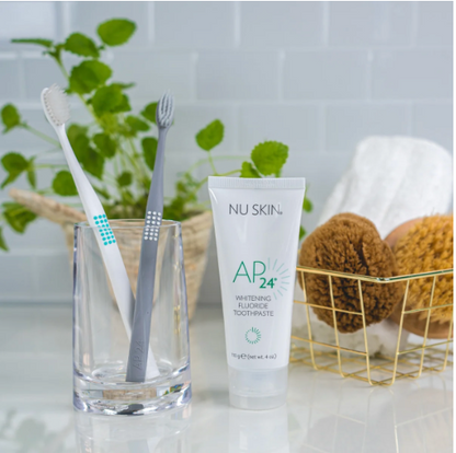 Nu Skin AP 24 Pasta de dientes blanqueadora con flúor vainilla y menta 